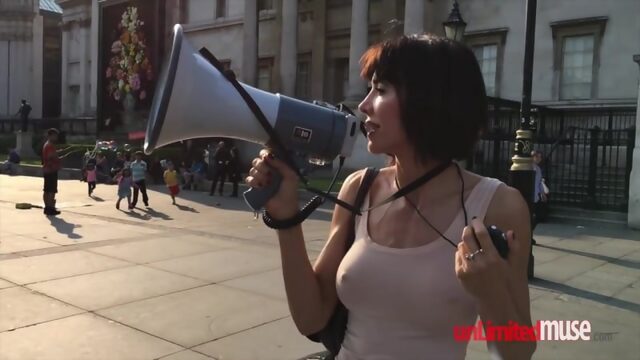 Девушка дает потрогать свои сисечки и писеньку всем желающим за бесплатно [полная версия 18+]