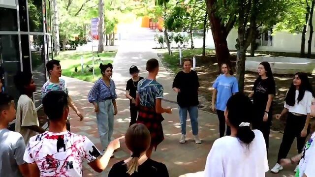 "А ну-ка, давай-ка, плясать выходи!"