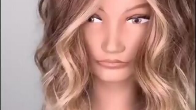 Модное омбре и светлые пряди у лица в технике мелирования