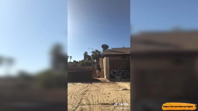 Годный тик-ток - анимешница в трусиках катается на скейте