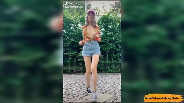 Голый тик-ток - рубашку надела а лифчик забыла