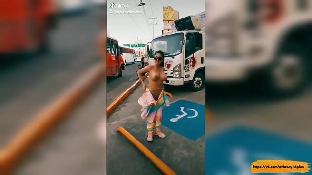 Голый тик-ток - разделась на улице